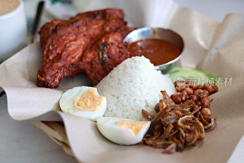 马来西亚的传统食物“Nasi lemak”是用炸鸡制作的